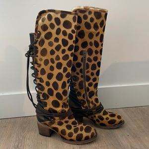 Free bird giraffe print boots size 6